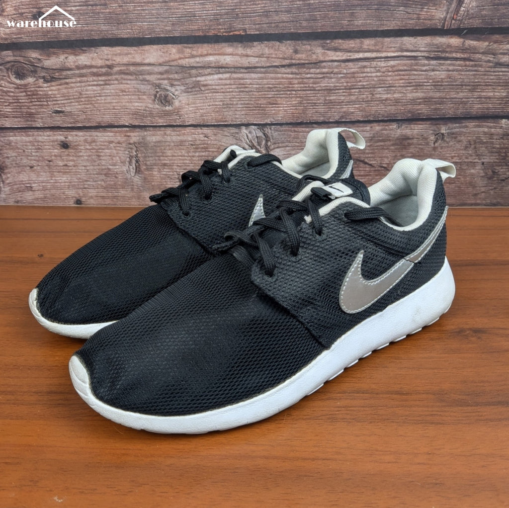 Nike Roshe One Black Silver - US7 قياس 40
