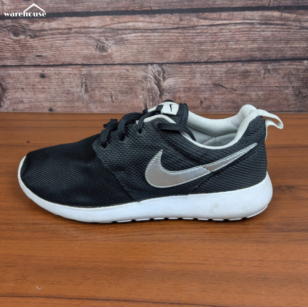 Nike Roshe One Black Silver - US7 قياس 40